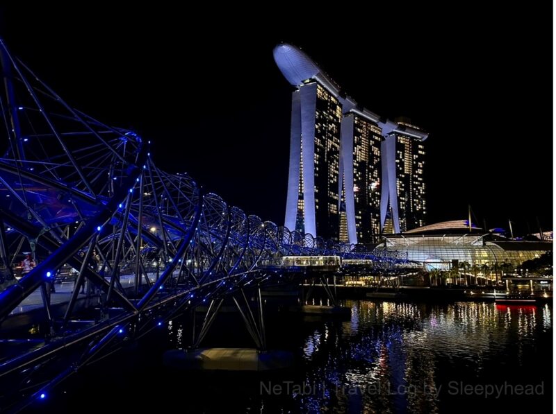 ヘリックスブリッジとマリーナベイサンズの夜景