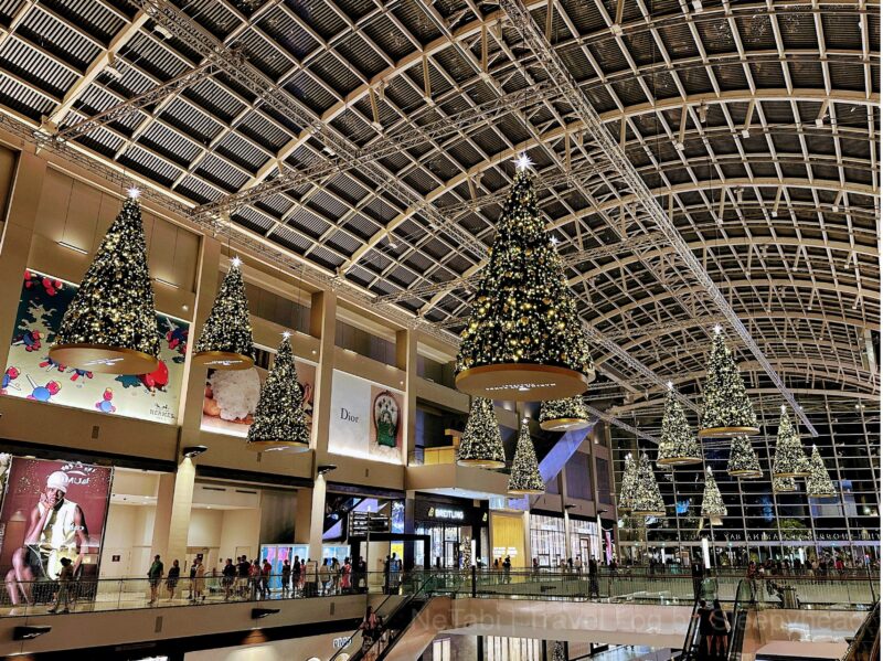 上からぶら下がるクリスマスツリーたち