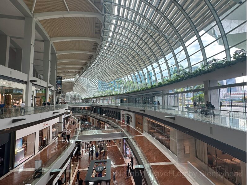 ガラス張りで開放感あふれるモールの様子