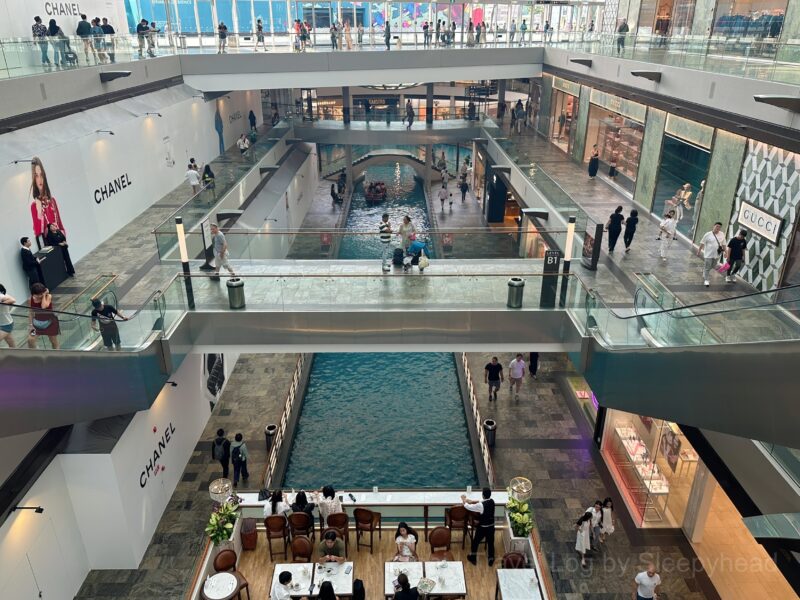 モール内の人工河川の様子|上から撮影