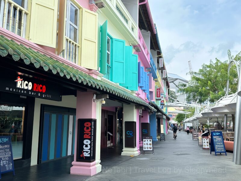 カラフルな建物が並ぶ