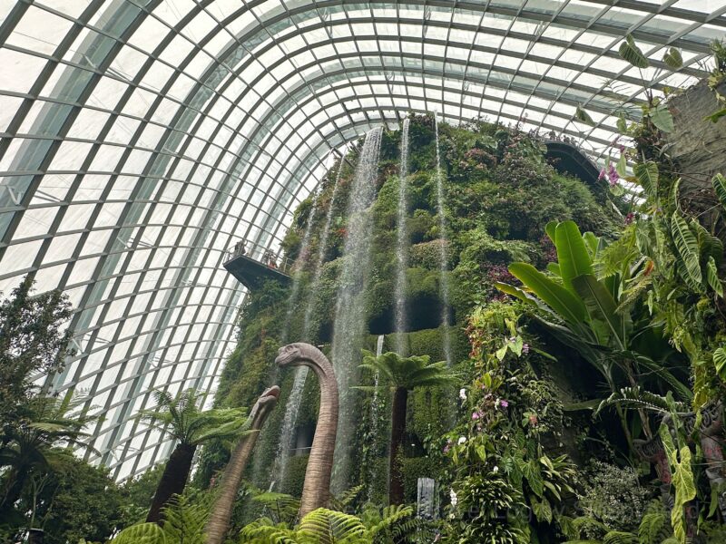 恐竜と人工滝の様子