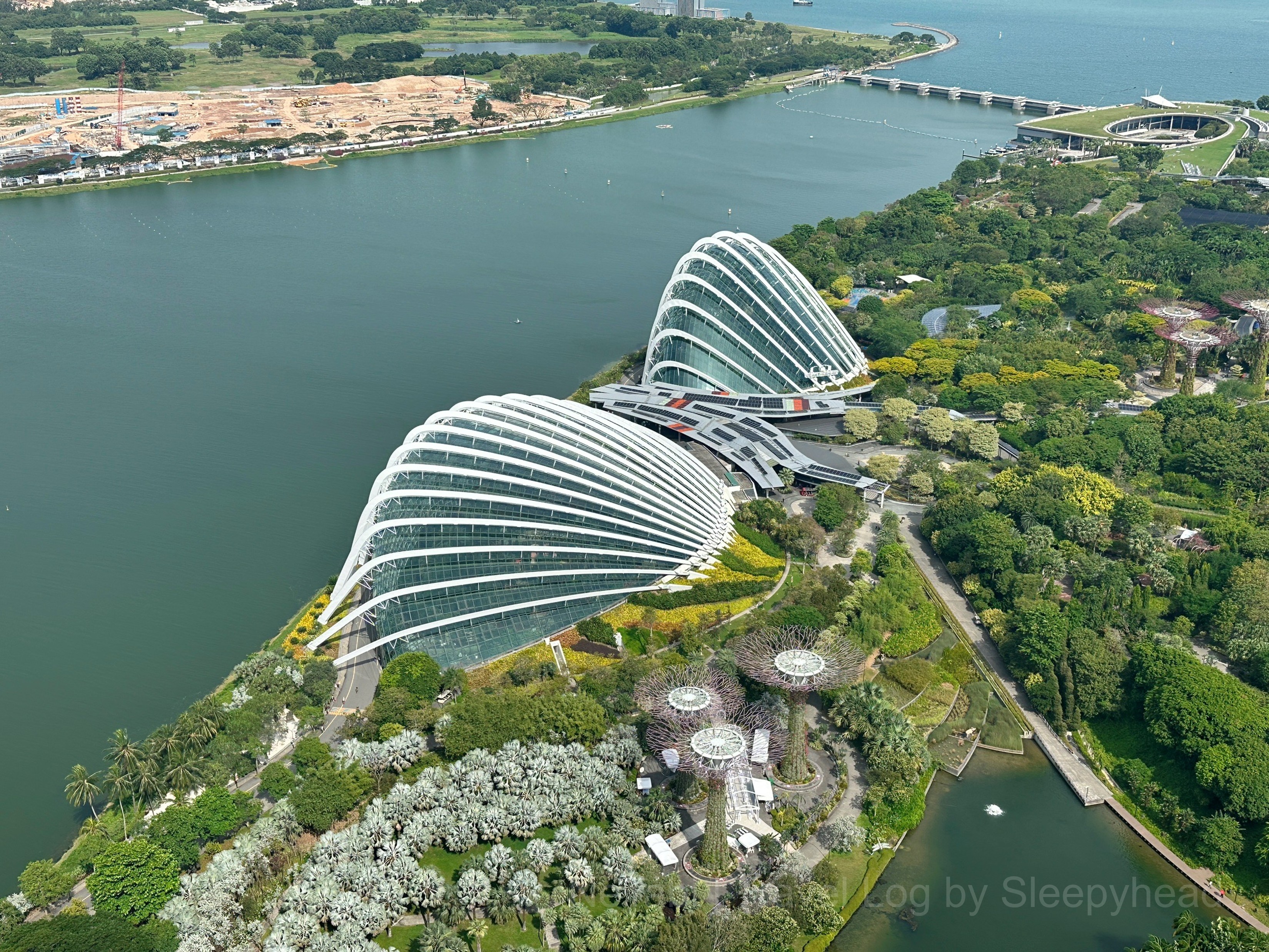 スカイデッキから眺めたフラワードームとクラウドフォレスト