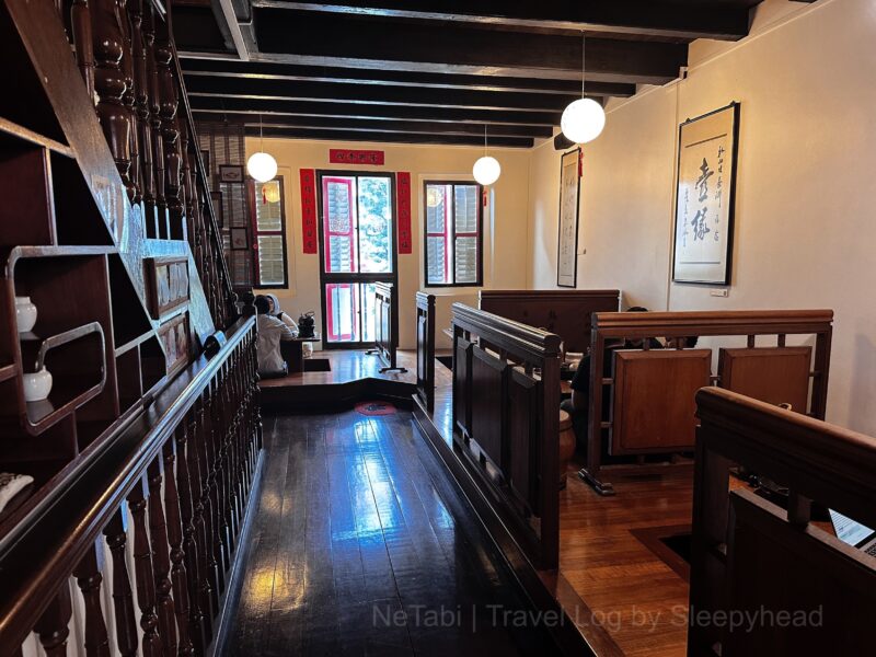 木を基調とした内装