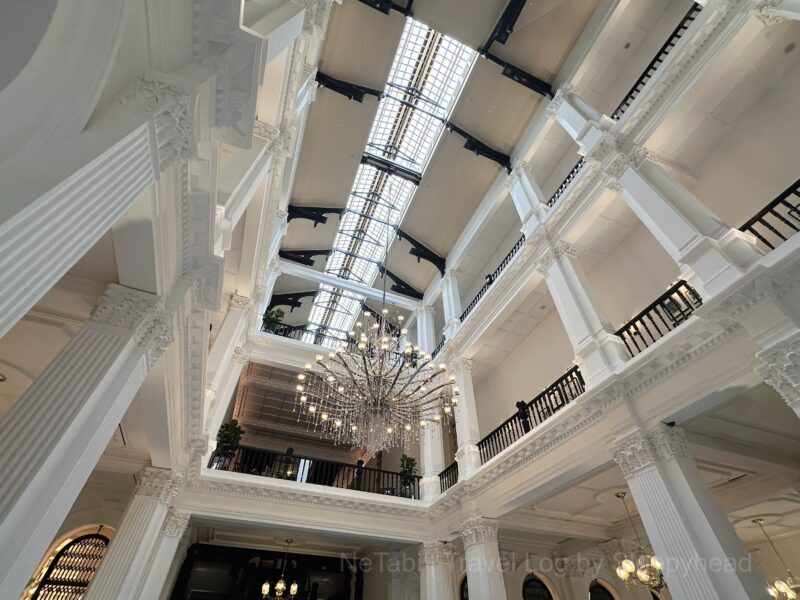 ホテルロビーのシャンデリア