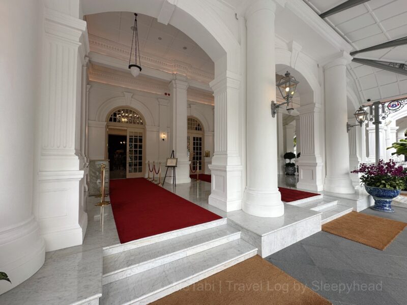 ラッフルズホテルのエントランス|レッドカーペットが敷いてある