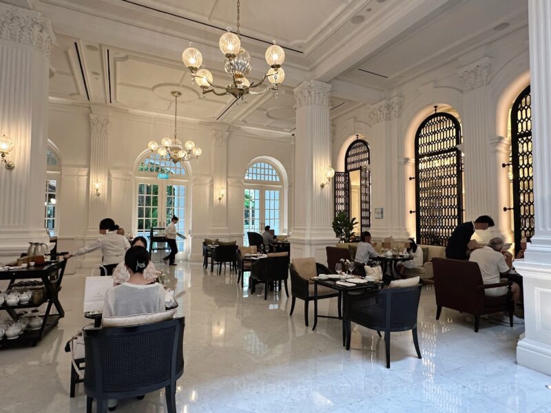 店内の様子。広い間隔で席が配置されている。