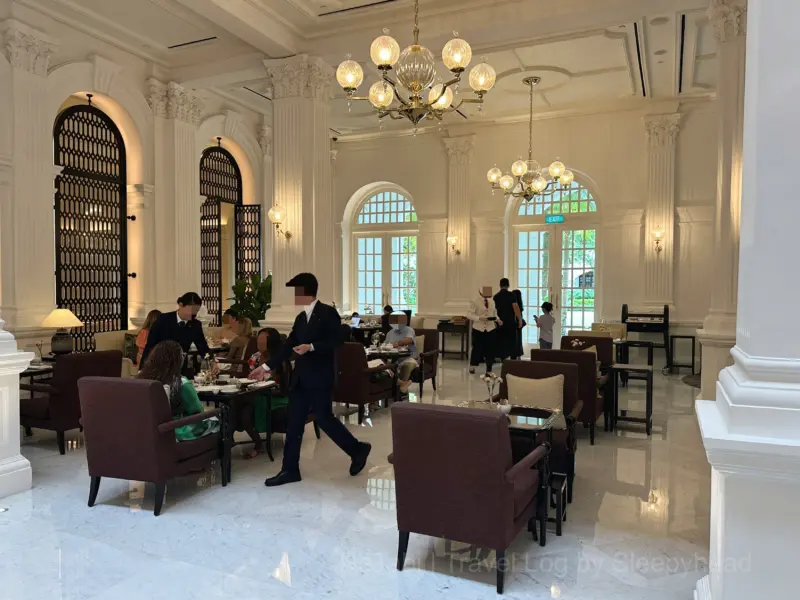 白を基調とした店内