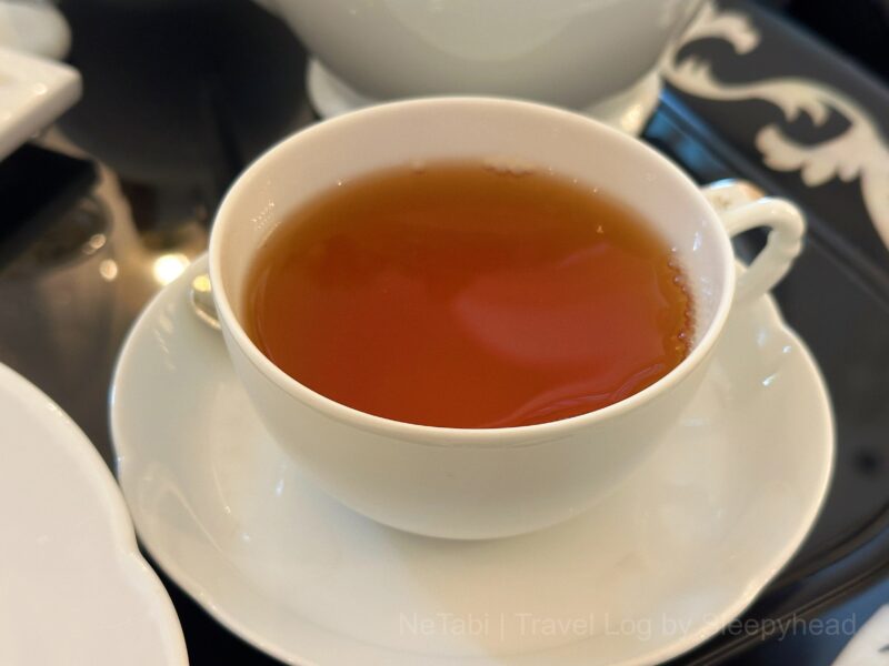 アフタヌーンティーで注文したミントティーとカップ