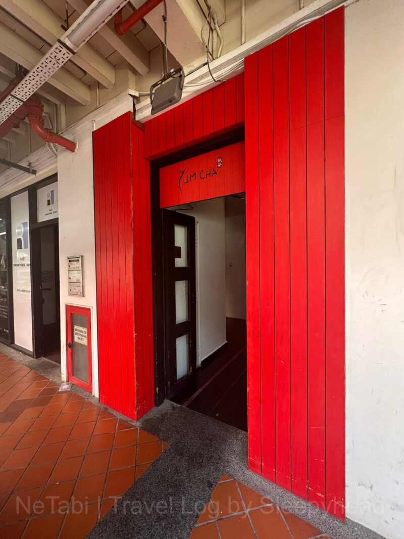 赤い色をしたエントランス