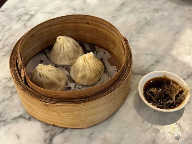 3個の小籠包と黒酢